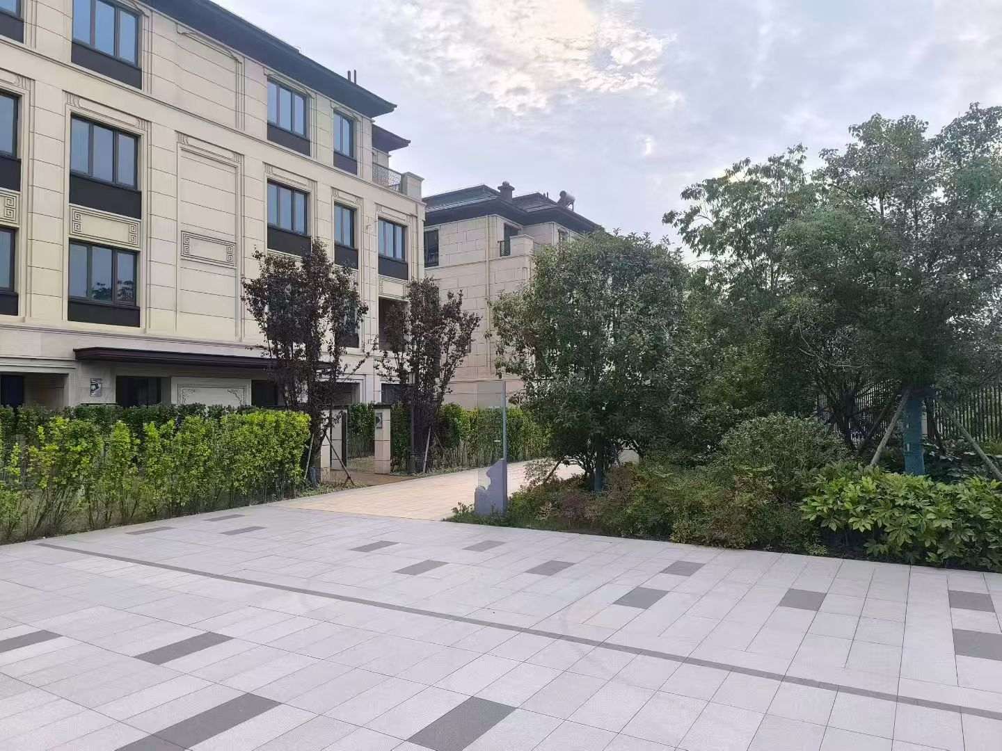 鹤壁 芝麻白与芝麻白搭配铺装，尺寸1200*600