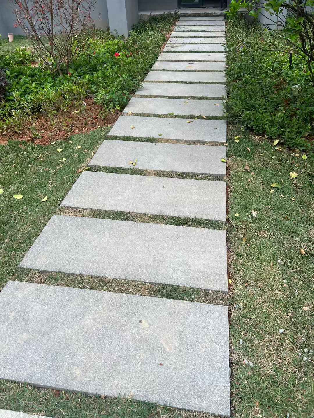 鹤壁 芝麻黑小区踏步、汀步石铺装效果