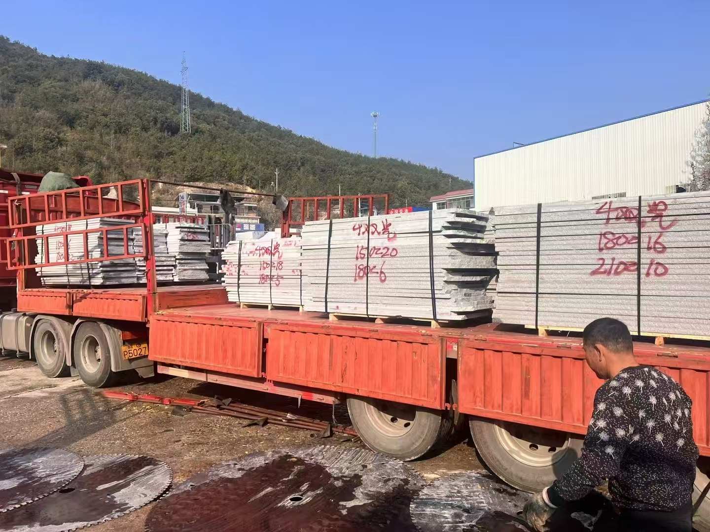 鹤壁 芝麻灰花岗岩光面毛板出货日常