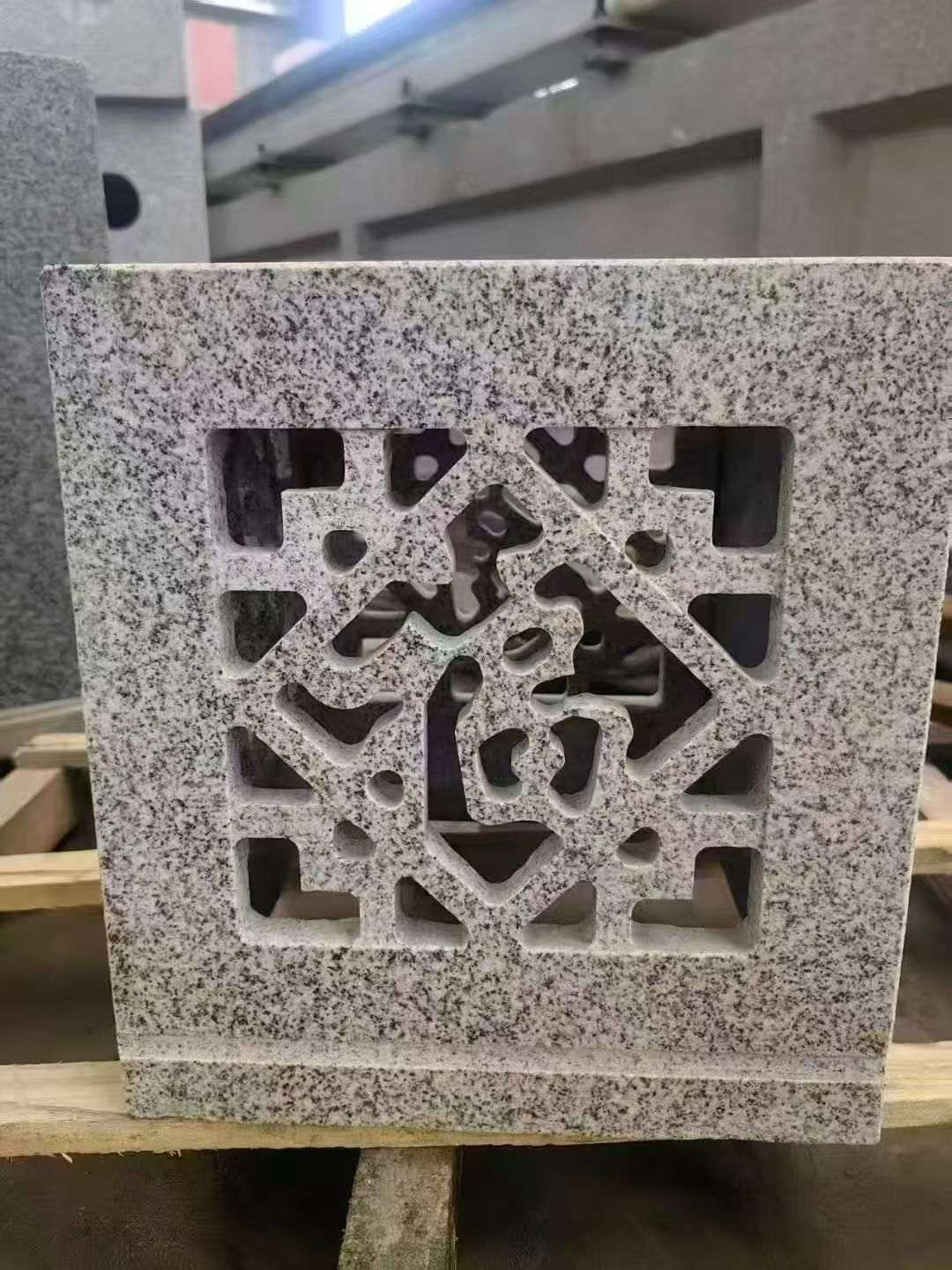 鹤壁 芝麻白花岗岩镂空雕花灯笼